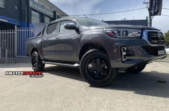 TOYOTA-HILUX-4WD-SIX-MATTE-BLACK-FACE-WITH-GLOSS-BLACK-WINDOWS